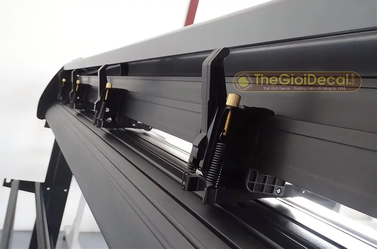 Máy có 4 bộ cần giữ bánh tỳ giúp giữ vật liệu chuẩn, chắc